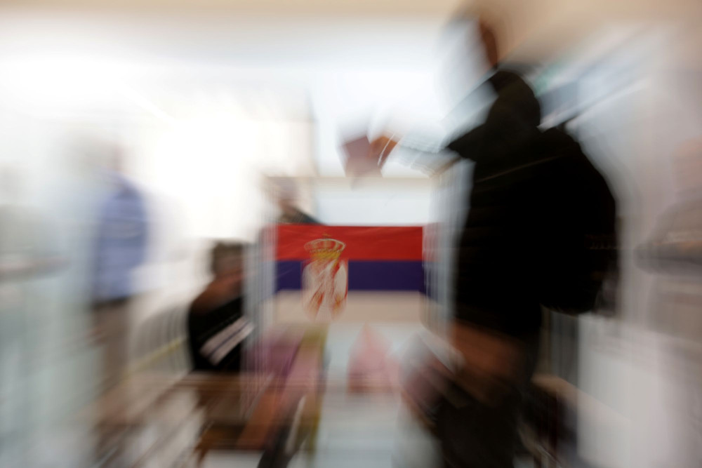 Σερβία: μετεκλογική ένταση και εισβολές σε τηλεοπτικούς σταθμούς