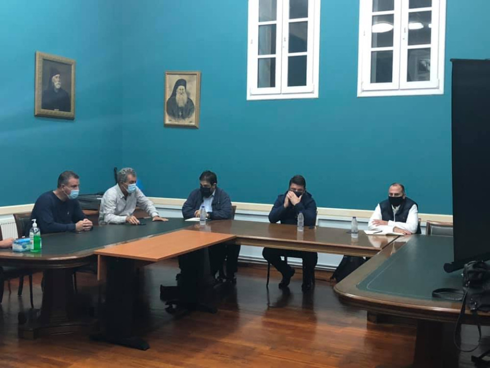 Σάμος: Σύσκεψη με τον Χαρδαλιά στο Δήμο Δυτικής Σάμου – Στήνονται σκηνές