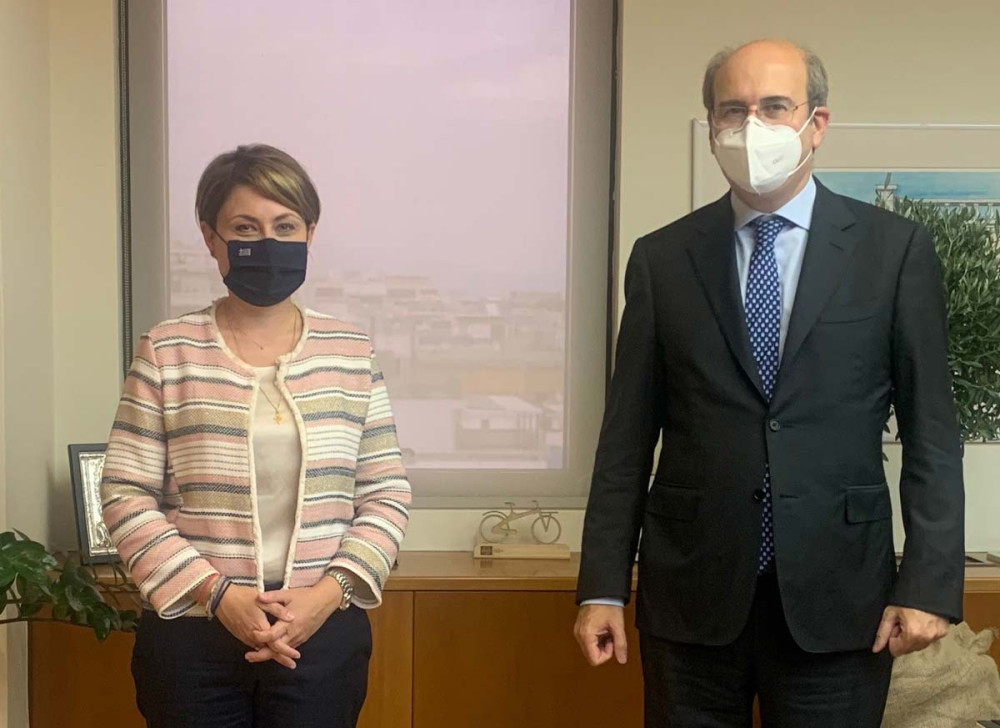 Συνάντηση Αλεξοπούλου – Χατζηδάκη για επιδοτήσεις και κτηνοτροφικές μονάδες