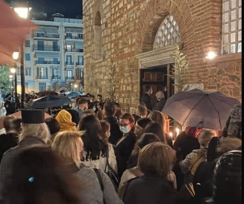 Θλιβερές εικόνες στη Θεσσαλονίκη: Συνωστισμός και παπάδες χωρίς μάσκες!