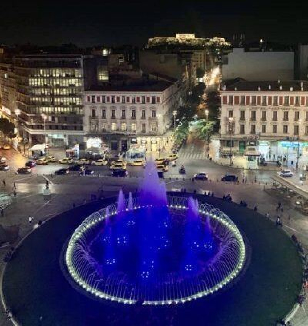 Στα γαλανόλευκα το σιντριβάνι της Ομόνοιας για της επέτειο της 28ης Οκτωβρίου