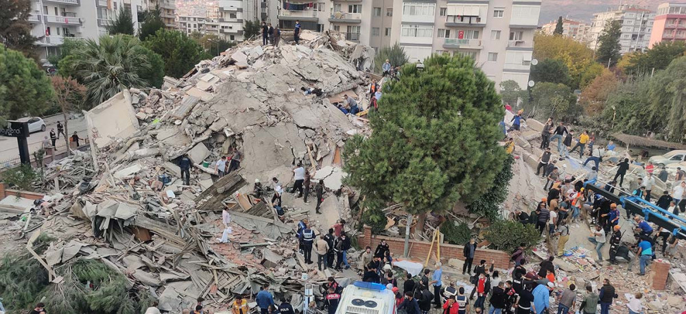 Σεισμός: Αγωνία για τους αγνοούμενους στη Σμύρνη – Σείεται η γη από τους μετασεισμούς