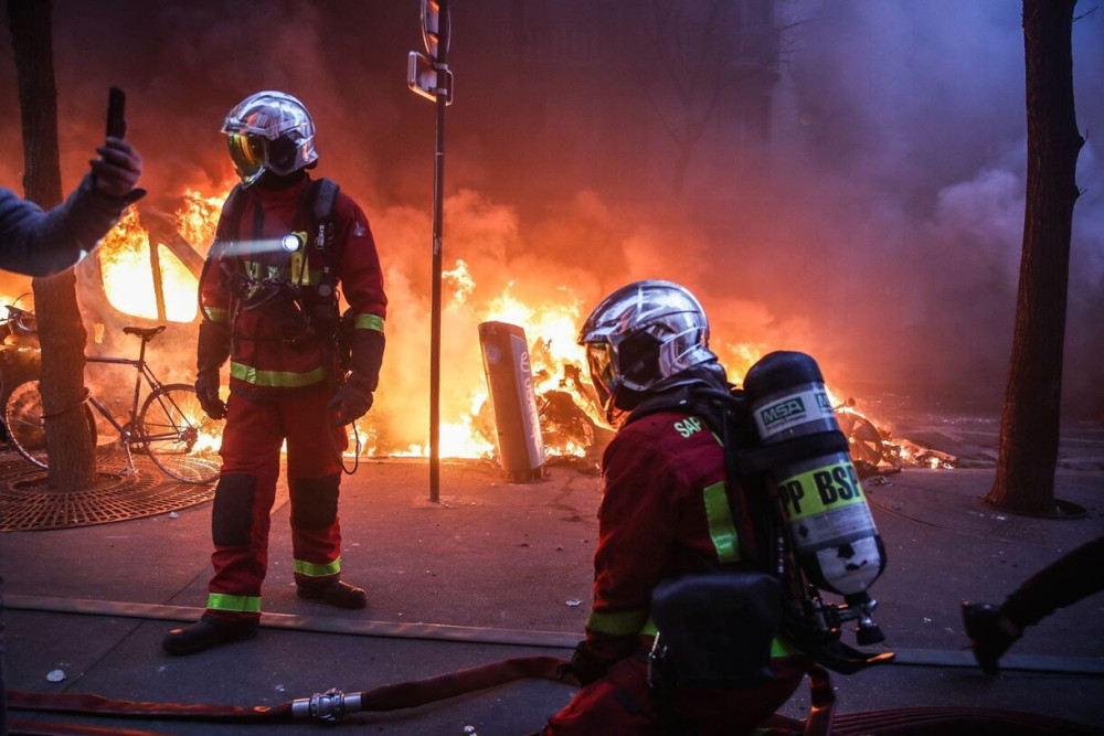 Γαλλία: Ο υπ. Εσωτερικών καταγγέλλει τους χούλιγκαν που “καταστρέφουν τη Δημοκρατία”