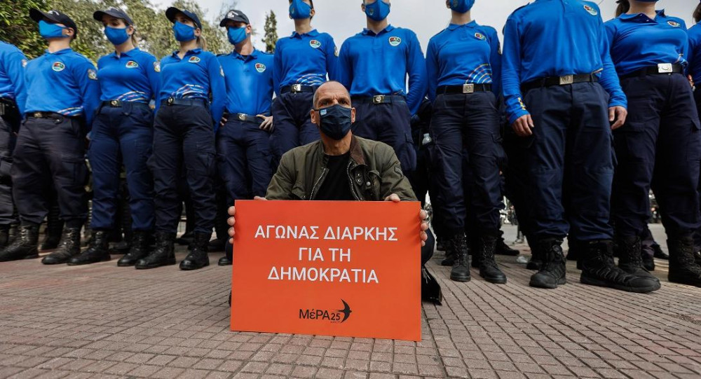 Πιο Βαρουφάκης… πεθαίνεις!