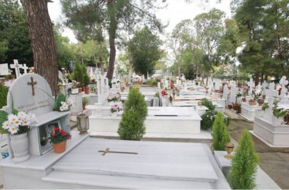 Κάρπαθος: Πάρτι στο νεκροταφείο με φωτορυθμικά και ηλεκτρονική μουσική!