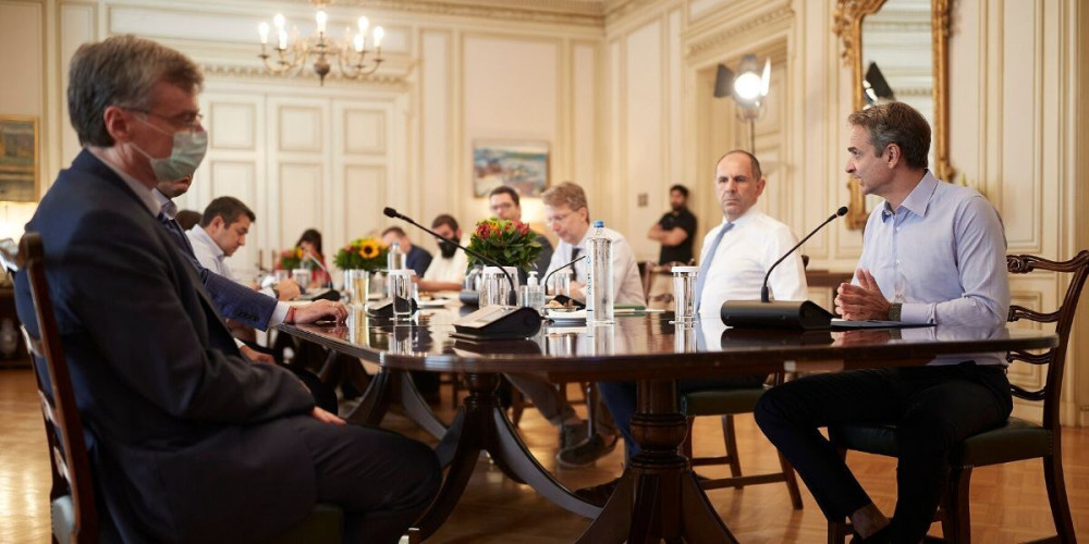 Δημοσκόπηση: Απόλυτη η εμπιστοσύνη στην κυβέρνηση – «Ναι» στο εμβόλιο λέει το 75%