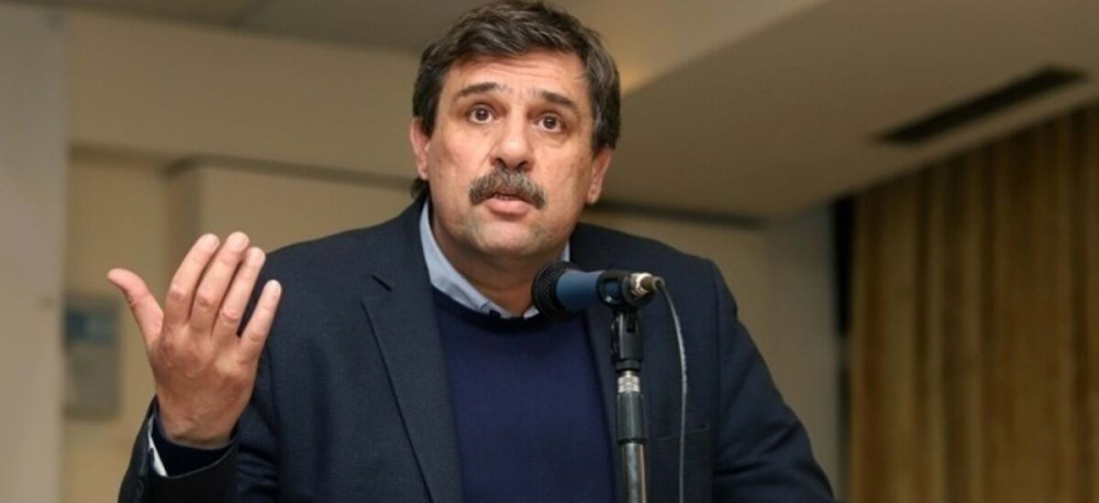 Ο Ξανθός “σφάζει με το βαμβάκι” τον Πολάκη