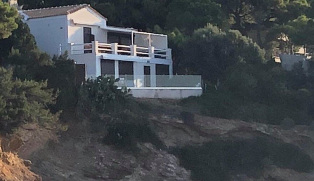 Αλήθειες και ψέματα για τη βίλα στο Σούνιο και τους κουραμπιέδες της Κυψέλης