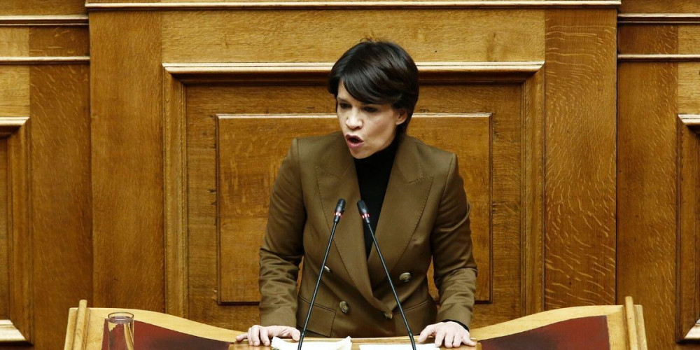 Απίστευτη χυδαιότητα από βουλευτίνα του ΣΥΡΙΖΑ κατά του πρωθυπουργού: Τον αποκάλεσε «επιδειξία»