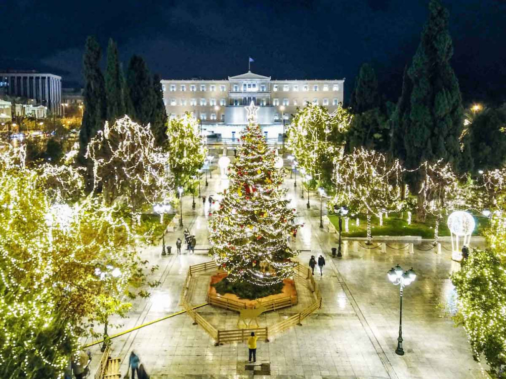 Ο Δήμος Αθηναίων ανάβει το Χριστουγεννιάτικο δέντρο, αλλιώς…(Φώτο + ταινία)