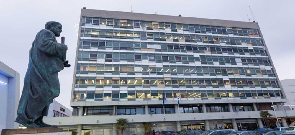 “Η σύζυγός μου δέχτηκε παρενόχληση από το συνταξιούχο καθηγητή μπροστά μου”