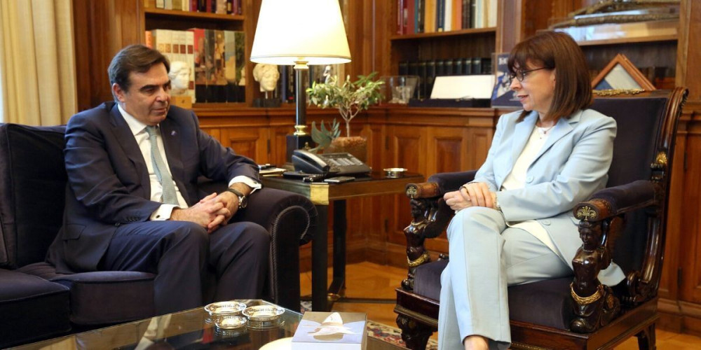 Η ΠτΔ, οι εύζωνες και τα… δώρα