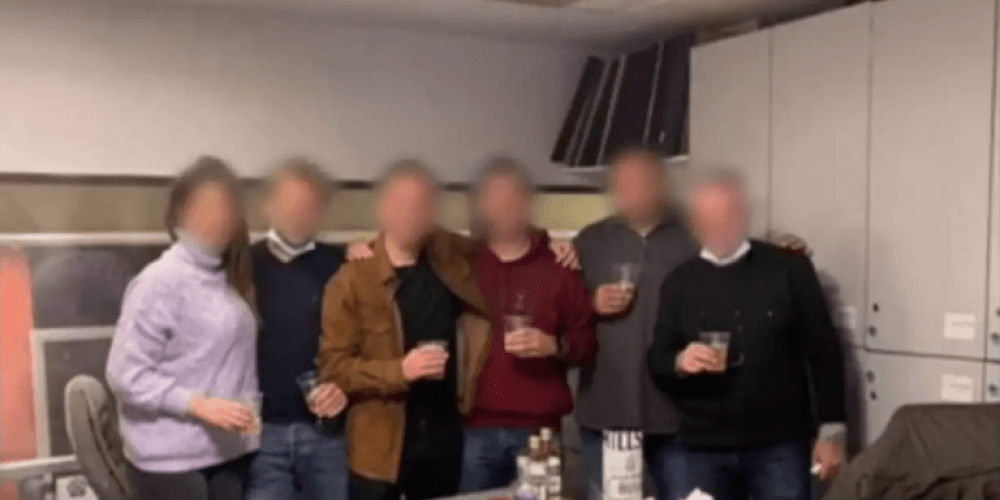 Σάλος για “κορωνοπάρτι” με ουίσκι στη ΓΑΔΑ