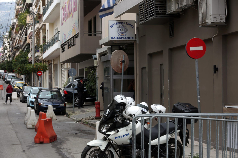 Καρέ – καρέ η επίθεση με μολότοφ στο ΑΤ Καισαριανής (vid)
