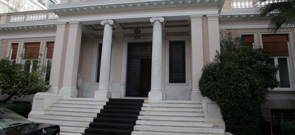 Κεραυνοί Μαξίμου κατά Τσίπρα για την “καμπάνια χυδαιότητας”