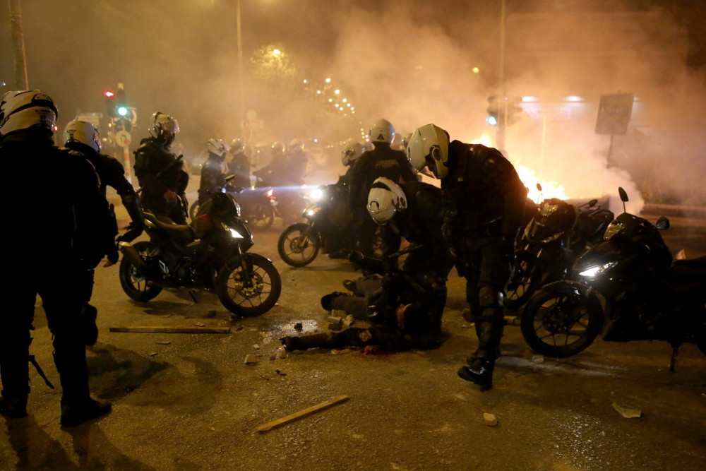 Ν. Σμύρνη: Τα πρώτα λόγια του τραυματία αστυνομικού: “Μη φοβάστε, θα αντέξω”