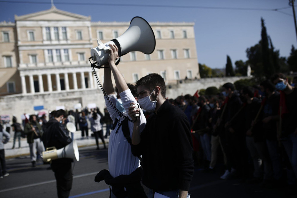 Στην Ελλάδα, τα καρναβάλια κρατάνε όλο το χρόνο…