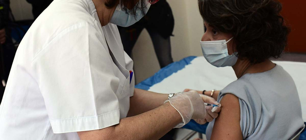 Έρευνα ΕΚΠΑ: Γιατί οι γυναίκες είναι οι μεγάλες “κερδισμένες” στα εμβόλια
