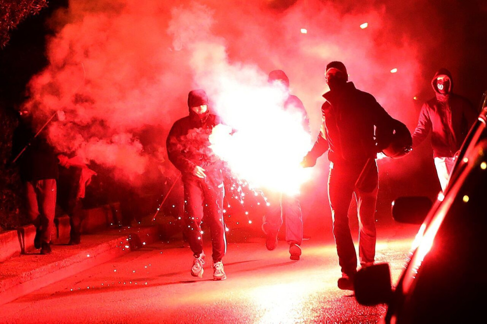 Νέα Σμύρνη: Φασιστοειδή και “απλοί πολίτες”… επί το έργον! (pics)