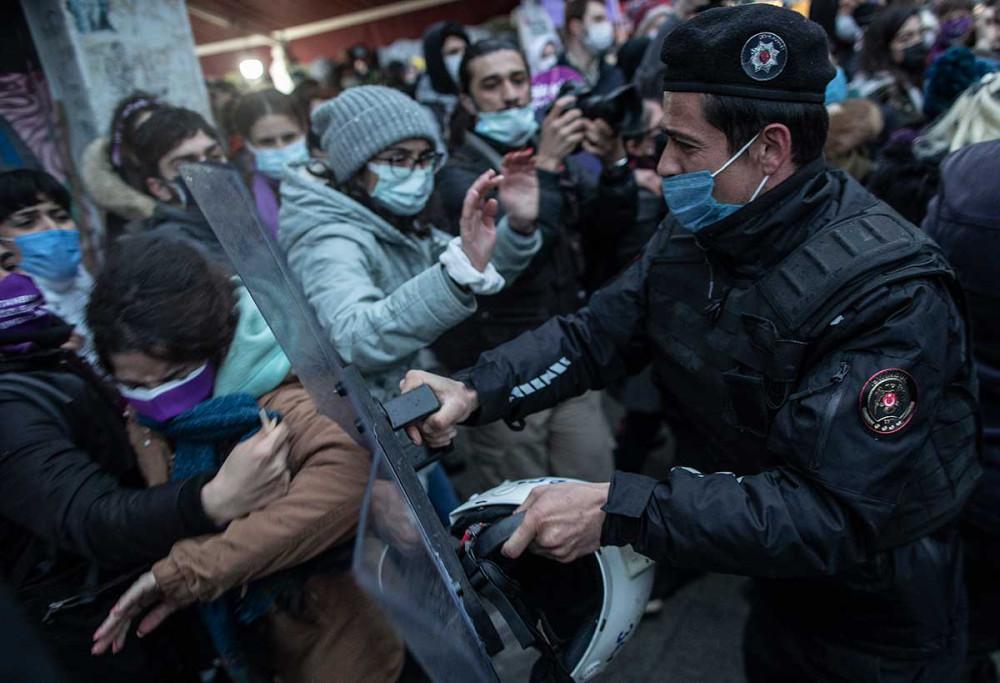 Τουρκία: Η οικονομία καταρρέει-Οργή για το “όχι” Ερντογάν στην προστασία γυναικών