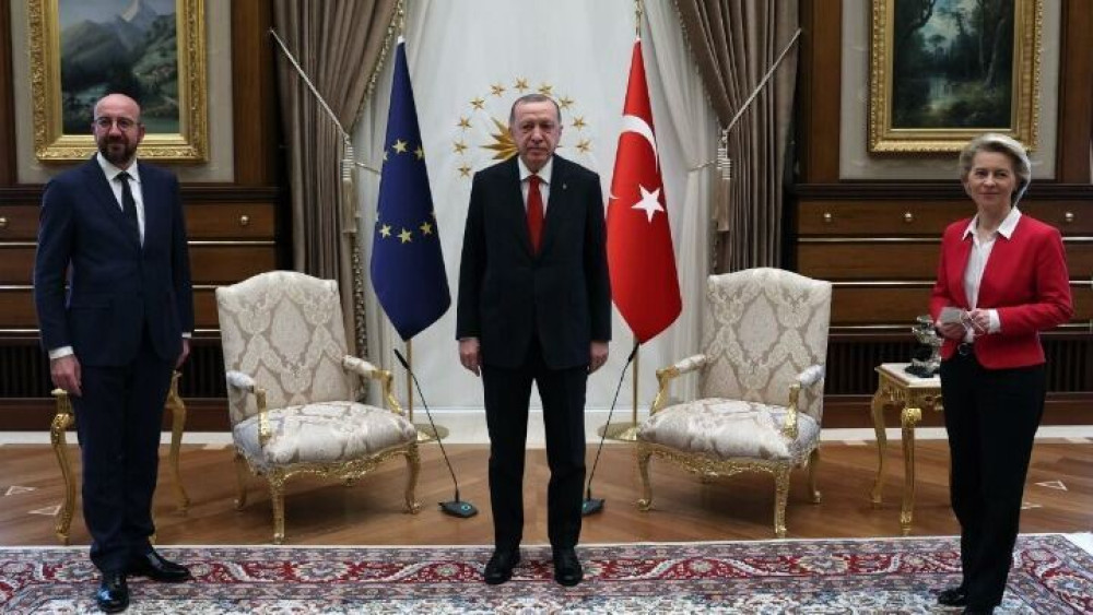 Η Άγκυρα ρίχνει στην ΕΕ την ευθύνη για την “όρθια” ντερ Λάιεν
