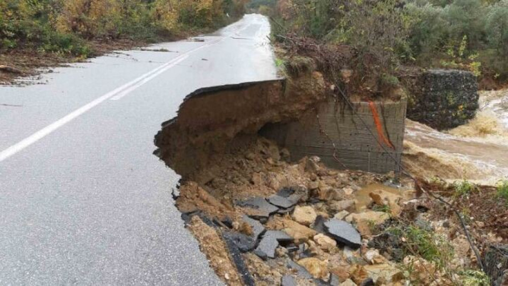 Σοβαρά προβλήματα στη Χαλκιδική από την κακοκαιρία – «Ποτάμι» μία ολόκληρη περιοχή (pics-vids)