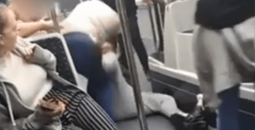 Άγριος καυγάς από ζευγάρι σε λεωφορείο – Εμβρόντητοι οι επιβάτες (vid)