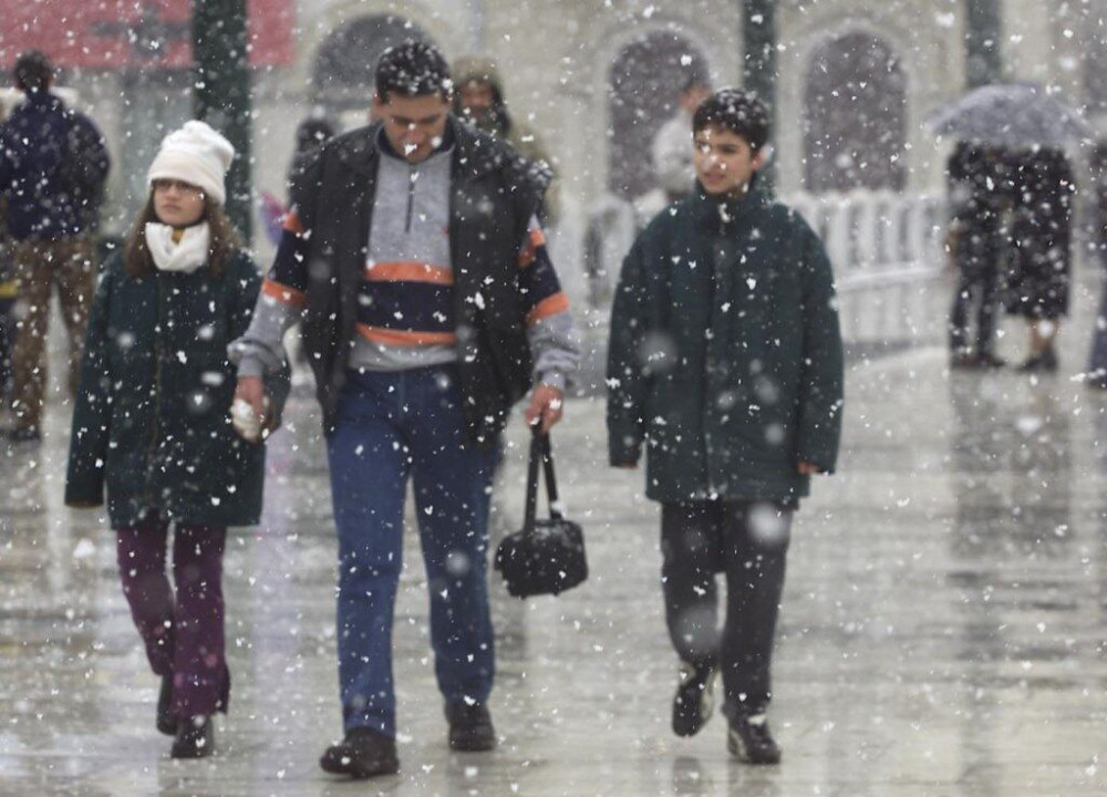 Ο καιρός το Σάββατο: Βροχές, βοριάδες και κρύο – Χιόνια και στην Αττική