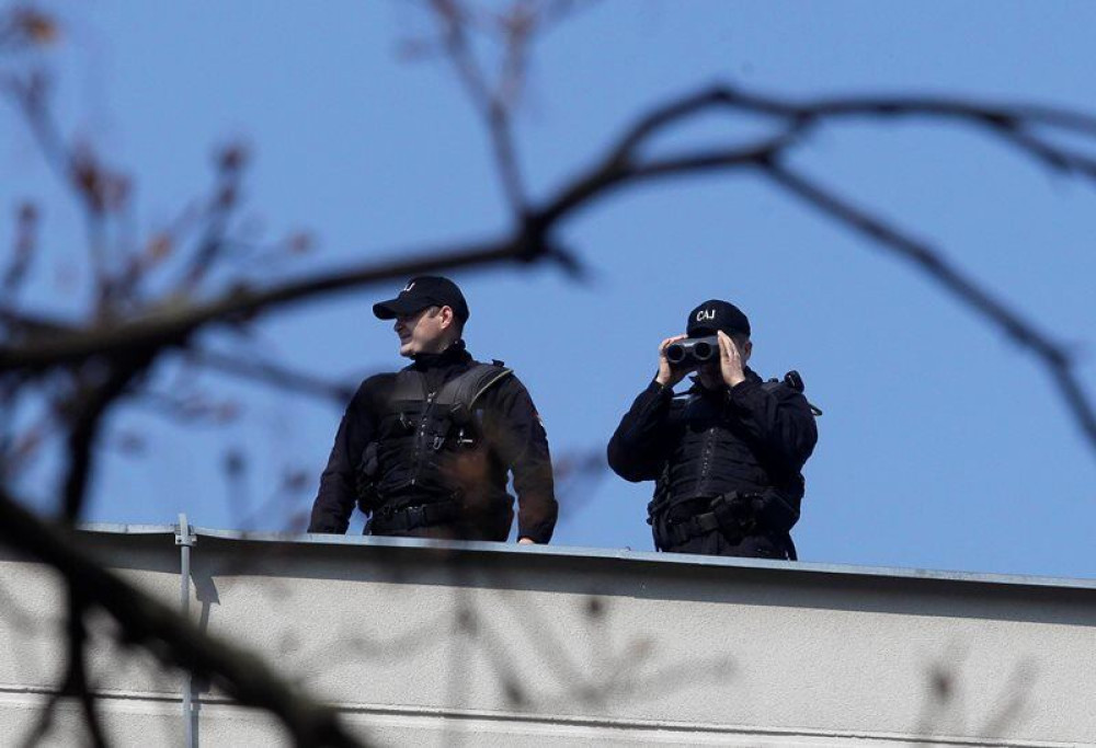 Σερβία: Ένοπλος εισέβαλε σε σχολείο – Τον ακινητοποίησε καθηγητής