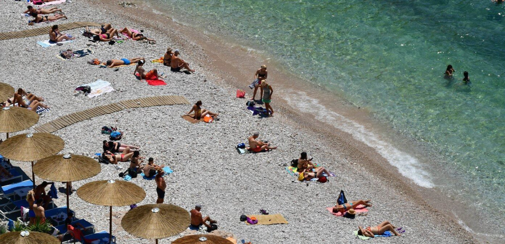 O καιρός το Σαββατοκύριακο: Μικρό καλοκαίρι με διαλείμματα βροχοπτώσεων