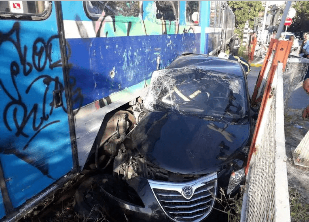 Σύγκρουση τρένου με ΙΧ στη γραμμή Λάρισα – Βόλος