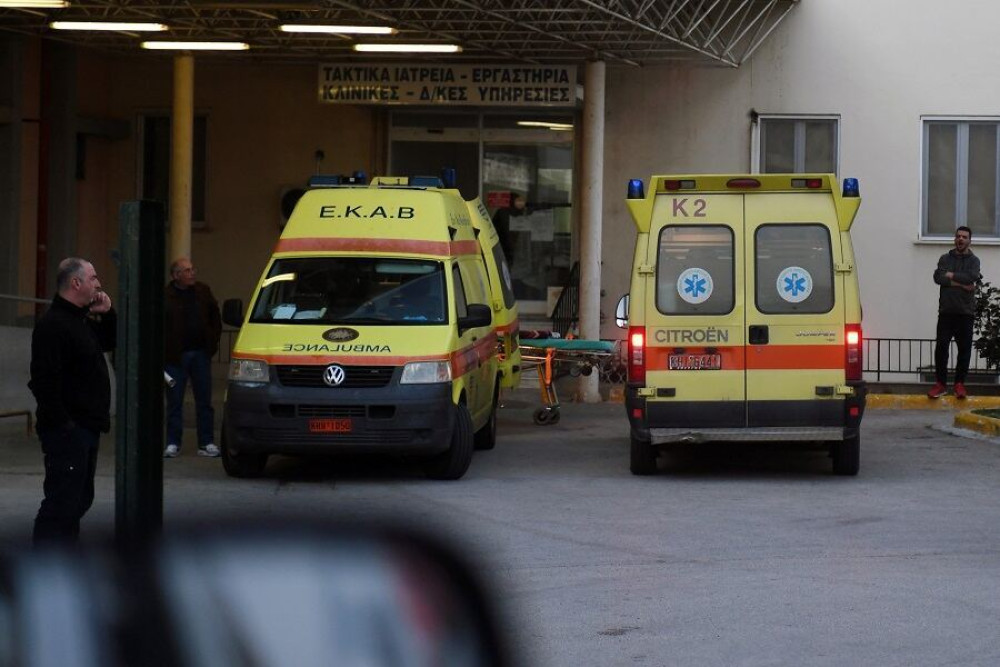 Τροχαίο στη Λεωφόρο Αθηνών: Σύγκρουση ΙΧ με φορτηγό – Τρεις τραυματίες (video)