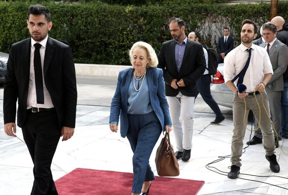 Κολλημένη με την καρέκλα η… ακομμάτιστη Θάνου (pics)
