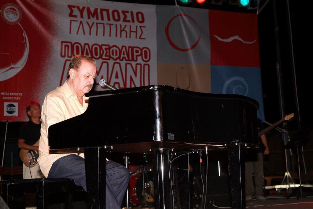 Με το “Αν μ’αγαπάς” αποχαιρέτησαν τον Γιάννη Σπανό φίλοι και συγγενείς στο Κιάτο