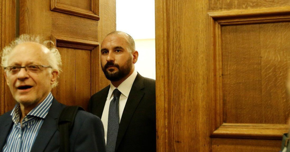Προσπαθούν να “φιμώσουν” τον Φρουζή για να καλύψουν τη σκευωρία της Novartis