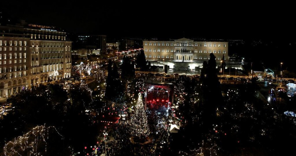 Φωταγωγήθηκε το χριστουγεννιάτικο δέντρο στην πλατεία Συντάγματος (pics&vid)