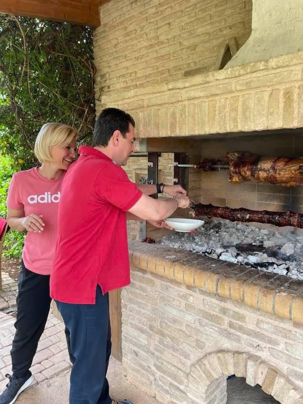 Ο Κώστας Σκρέκας σε πασχαλινές γαστριμαργικές …περιπέτειες με τον οβελία