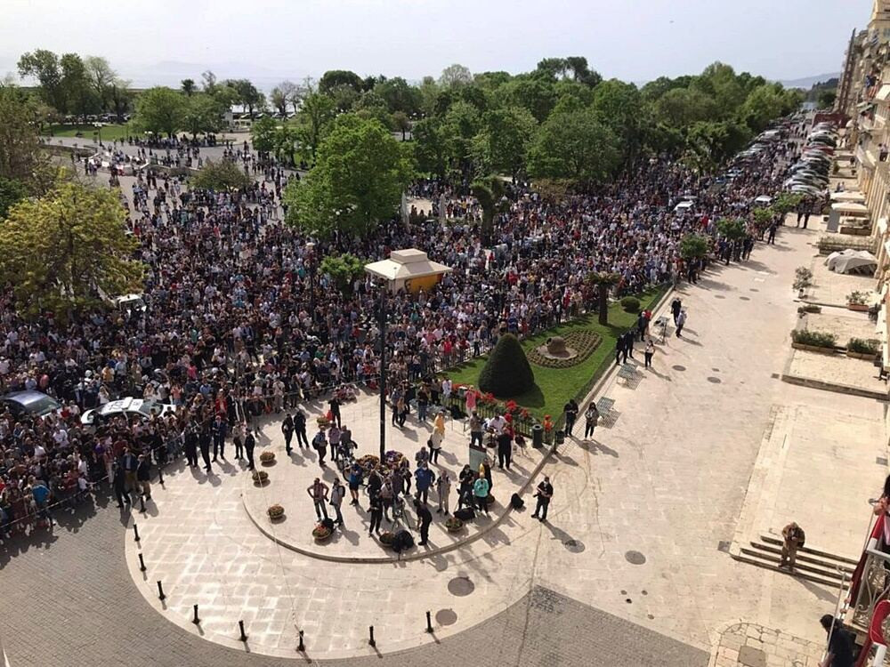Κέρκυρα “μπότηδες”: Ρεσιτάλ ανευθυνότητας με απίστευτο συνωστισμό (video)