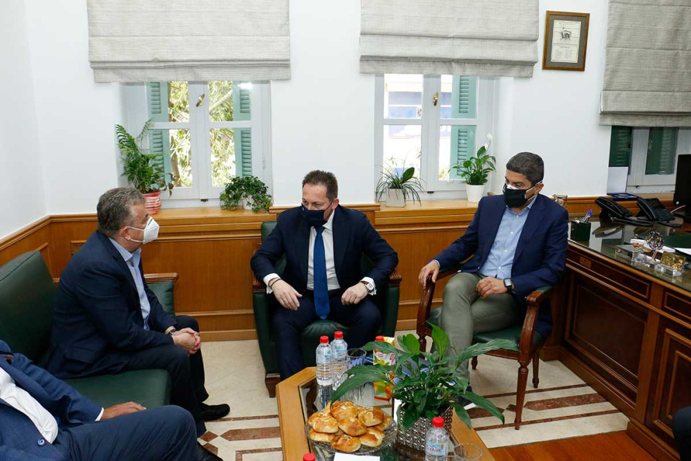 Πέτσας από Κρήτη: Μπαίνει τέλος στην “ακυβερνησία” των δήμων