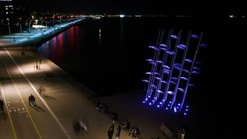 Θεία Πάθη: Με μωβ χρώμα φωτίστηκαν οι “Ομπρέλες” στη Θεσσαλονίκη