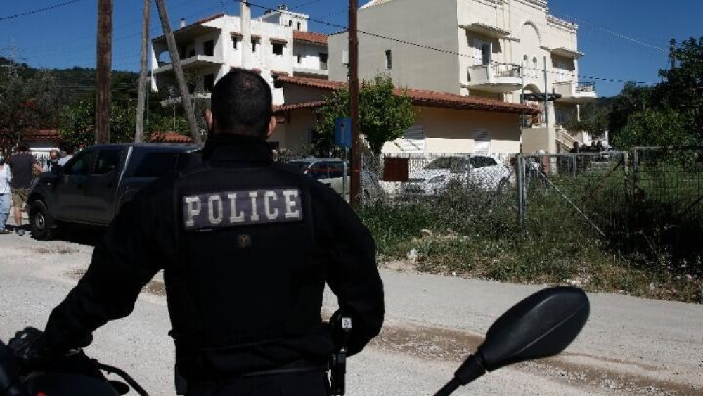 Έγκλημα στα Γλυκά Νερά: Συγκλονίζει ο αστυνομικός που κρατούσε το μωρό (Vid)