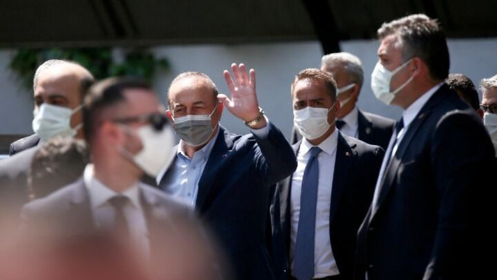 Τσαβούσογλου: Έφτασε “με θετική ατζέντα” μεν, συνέχισε τις προκλήσεις στο Twitter δε