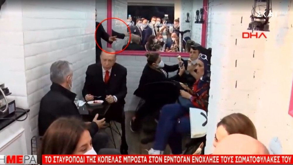 Φρουρός του Ερντογάν ανακαλεί κοπέλα στην τάξη γιατί καθόταν… σταυροπόδι