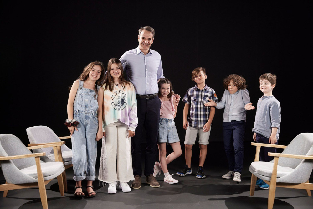 Τα παιδιά της Atraktos Kids «ανακρίνουν» τον πρωθυπουργό (video)