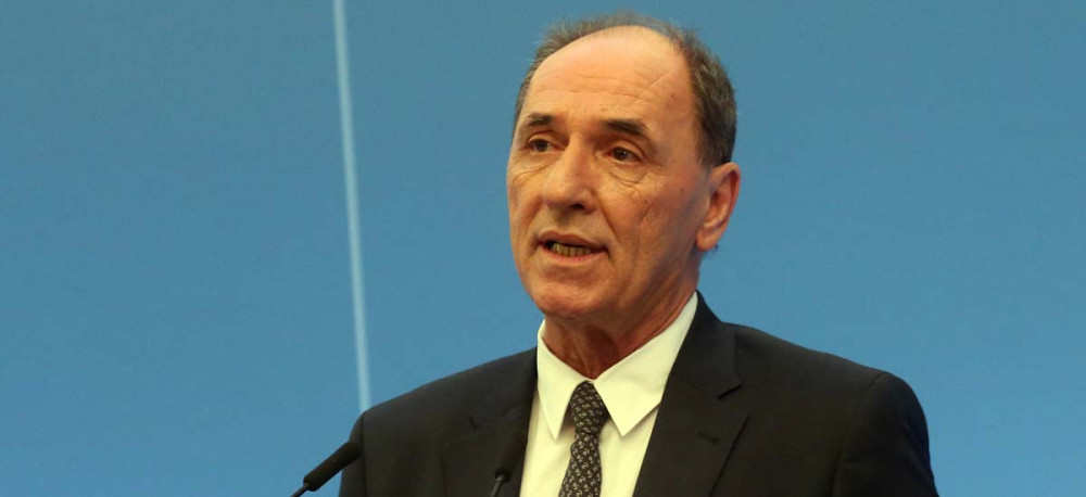 Μια ωραία ατμόσφαιρα: Ομιλία Σταθάκη με… ξηροκάρπια και χαλαρή διάθεση (video