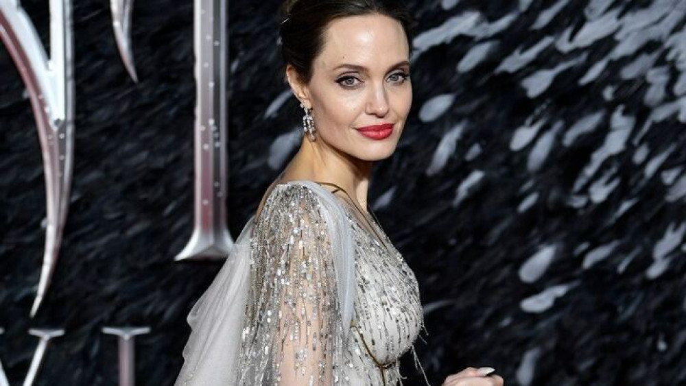 Η κινηματογραφική …Mrs Smith σε ένα παλάτι δίπλα στον “άσπονδο” πάλαι ποτέ αγαπημένο της