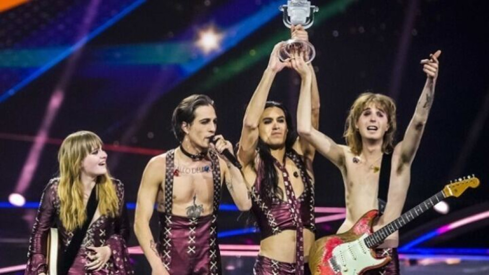 Νταμιάνο Ντάβιντ: Ο γόης των “Maneskin” πίνει μόνο …μπύρα, χαμομήλι και είναι “σπασίκλας”