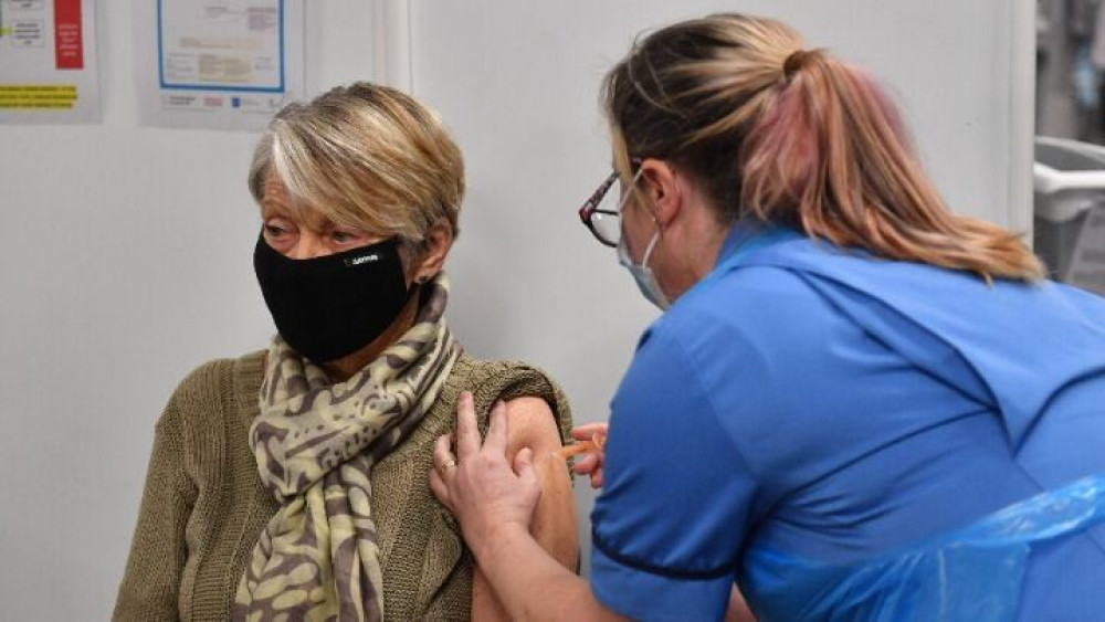 Βρετανία: Χωρίς καραντίνα οι εμβολιασμένοι που επιστρέφουν από “πορτοκαλί” χώρες