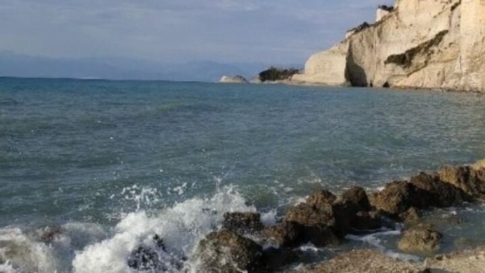 Συσκέψεις στο ΥΠΕΝ για τη βλέννα στα παράλια της Λήμνου
