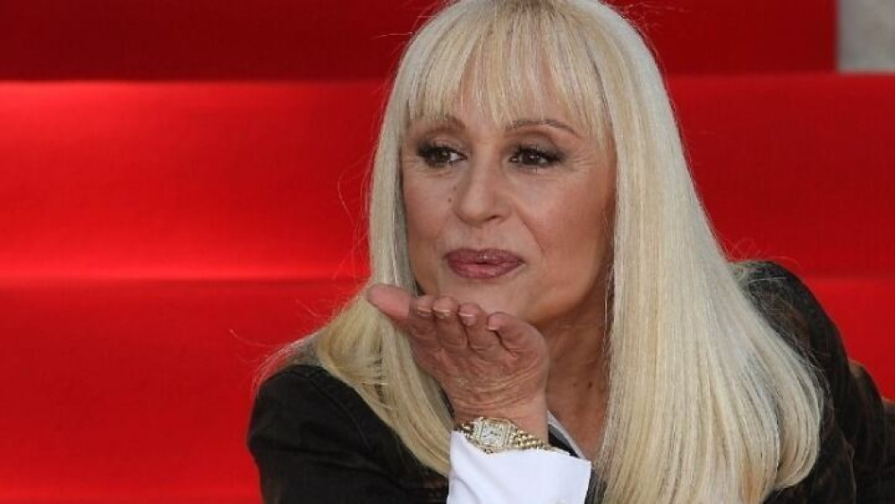 Χιλιάδες θαυμαστές αποχαιρέτισαν τη “θεά” τους, Ραφαέλα Καρά, σε λαϊκό προσκύνημα